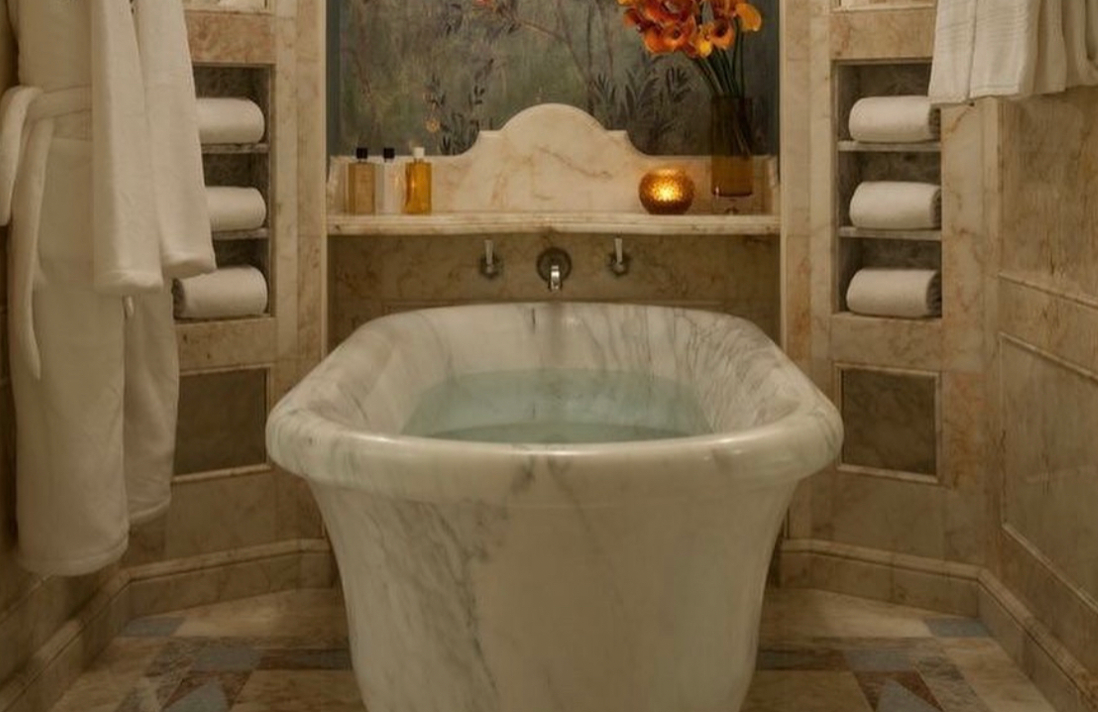 Cleopatra knew a thing or two about beautifying the holi (bath)