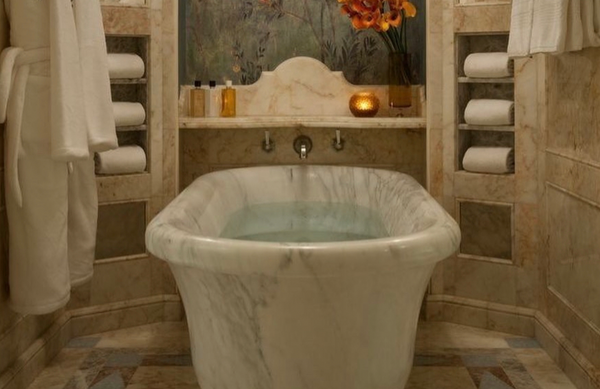 Cleopatra knew a thing or two about beautifying the holi (bath)