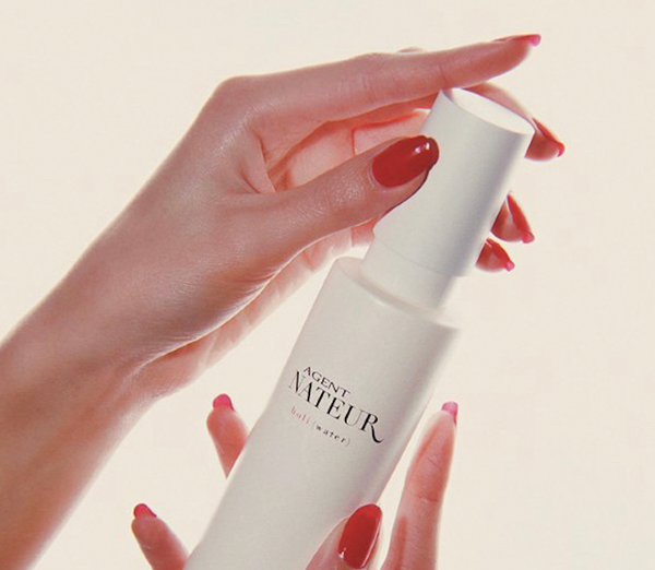 Our hyaluronic holi (water) adds moisture. Here's why.
